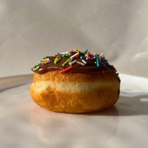 סופגניה ללא גלוטן - שוקולד חלב וסוכריות