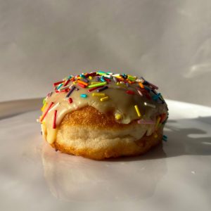 סופגניה ללא גלוטן - שוקולד לבן וסוכריות